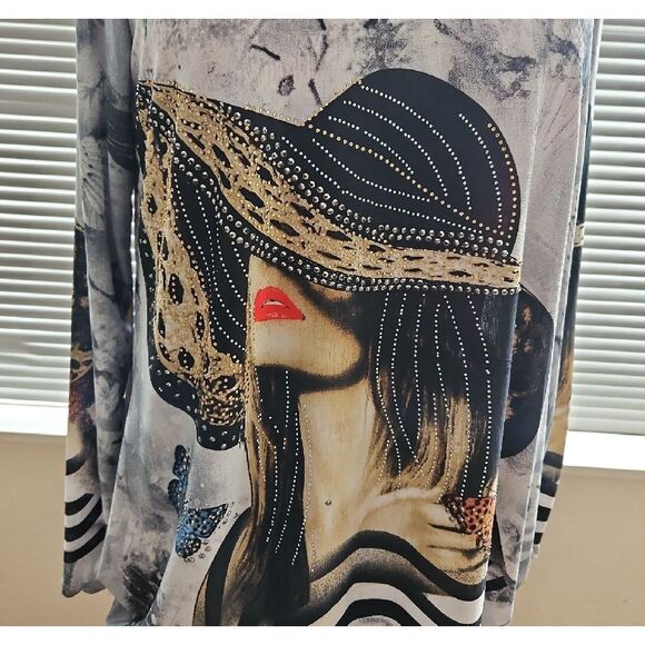 Queen G. Botique Black and White Graphic Oversized Tunic - Picture 5 of 13